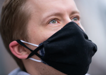 Këshilla që duhet t’i dini/Pse tani duhet të mbajmë 2 maska kundër Covid