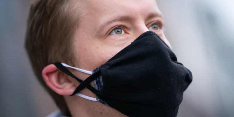 Këshilla që duhet t’i dini/Pse tani duhet të mbajmë 2 maska kundër Covid