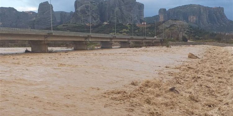 Përmbytje, shihni çfarë ndodh në Greqi (FOTO)