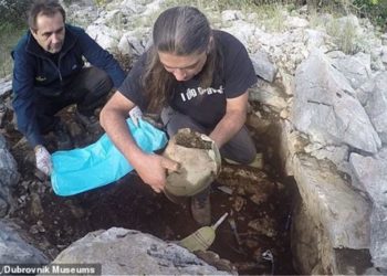 Helmeta ilire e zbuluar në Kroaci ngjall debate, arkeologët thonë se i përket luftëtarit grek