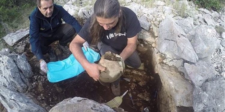 Helmeta ilire e zbuluar në Kroaci ngjall debate, arkeologët thonë se i përket luftëtarit grek