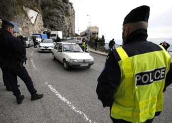 Franca mbyll kufijtë me vendet jashtë BE-së, vendos kontrolle të ashpra