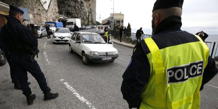 Franca mbyll kufijtë me vendet jashtë BE-së, vendos kontrolle të ashpra