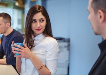 7 këshilla për femrat që nuk dinë të flirtojnë