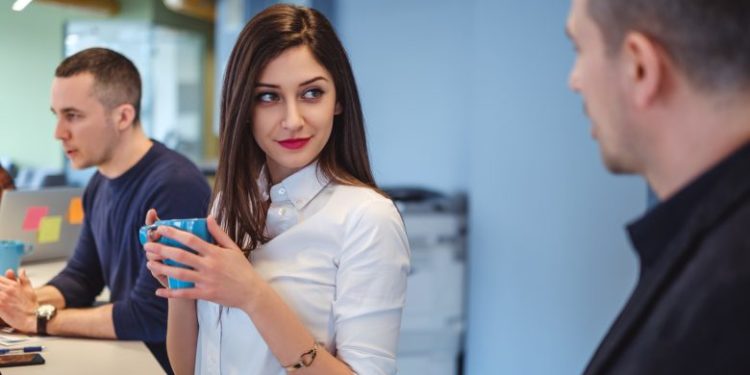 7 këshilla për femrat që nuk dinë të flirtojnë