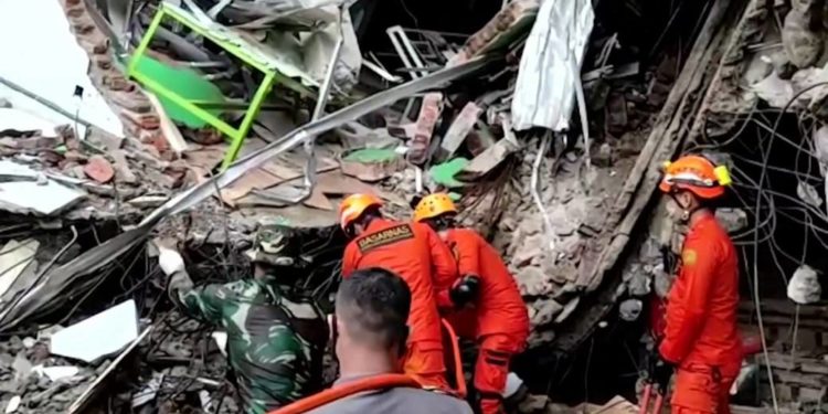 Rritet bilanci, shkon në 67 numri i viktimave nga tërmeti në Indonezi