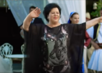 Irini Qirjako tregon se si u shfaq në videoklip me pornostaren greke të stampuar në fustan: S’e dija se kush ishte, s’më thanë asgjë