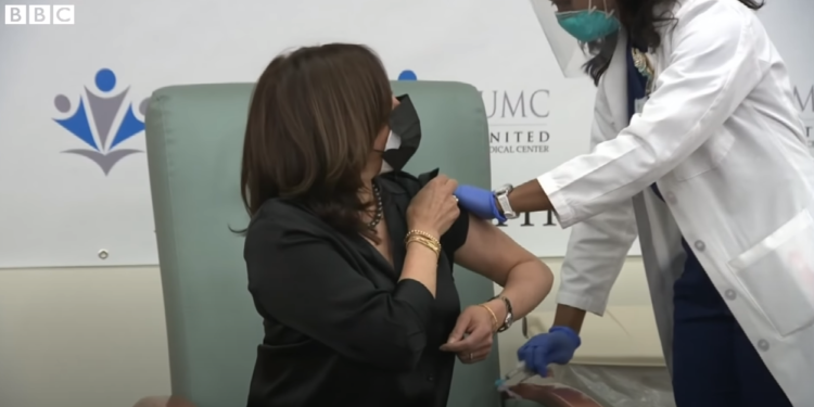 Teoritë konspirative/ A u vaksinua realisht zv.Presidentja amerikane? (VIDEO)