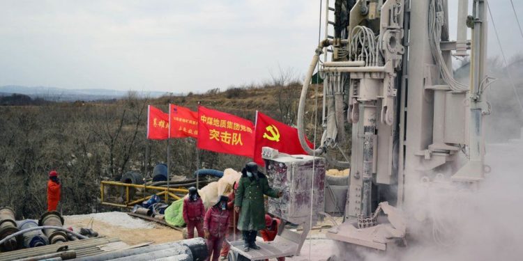 Prej 14 ditësh të bllokuar: Nxirren katër minatorë në Kinë, 7 të tjerë mbeten ende nën tokë