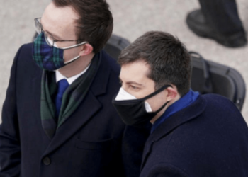 Dr. Fauci iu përgjigj pyetjes: a duhet të mbajmë dy maska mbrojtëse tani?