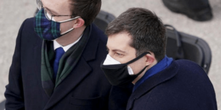 Dr. Fauci iu përgjigj pyetjes: a duhet të mbajmë dy maska mbrojtëse tani?