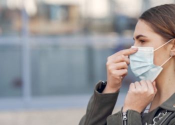 Studimi: Maskat po ndryshojnë mënyrën se si truri ynë përpunon fytyrat e njerëzve