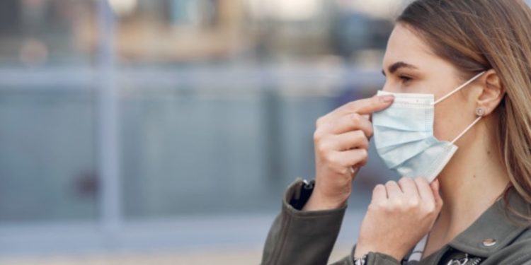 Studimi: Maskat po ndryshojnë mënyrën se si truri ynë përpunon fytyrat e njerëzve