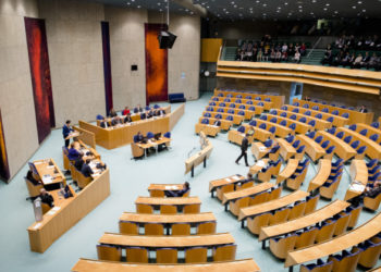 Hollandë/ Miratohet shtetrrethimi kunder Covid-19