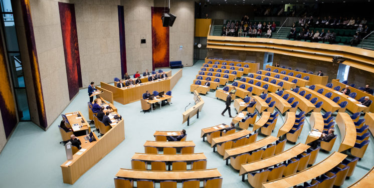 Hollandë/ Miratohet shtetrrethimi kunder Covid-19