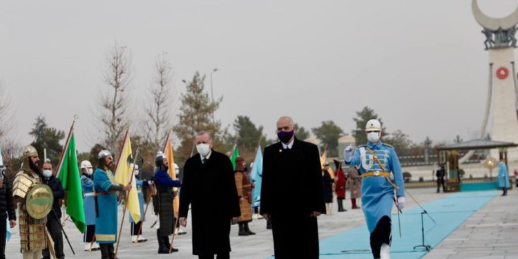 Tragji-komikja e debateve mbi vizitën e Ramës në Turqi