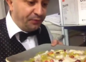 VIDEO që po bën xhiron e rrjetit/ Kuzhinieri në Tiranë pështyn ushqimin për ministrin: Kështu do ta bëj edhe ty mor bir k*** ju q*** Kina nonën