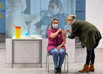 Holanda nis vaksinimin pas kritikave për vonesën e tij