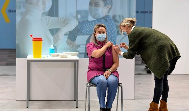 Holanda nis vaksinimin pas kritikave për vonesën e tij