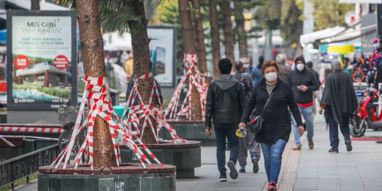 Analiza e Financial Times: Sfidat më të mëdha të pandemisë janë ende përpara nesh