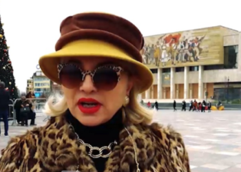 Rita Lati nuk e duron dot maskën: Lyem dhe ngrefem kot, s’kam puthur dot njeri. Dua të çmendem se s’kemi dhe shumë kohë