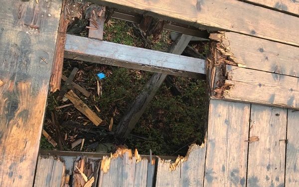 Dëmtohet ura dhe rruga, probleme me lëvizjen në disa fshatra të Memaliajt