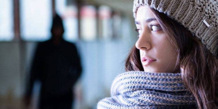 “Pse bën si kalama? Unë të dua”, historia e vajzës që përndiqej nga ish i dashuri:Do t’i q* robt atij mashkullit që flet në telefon