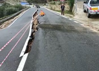 E frikshme/ Shihni si është çarë rruga në Borsh (VIDEO)