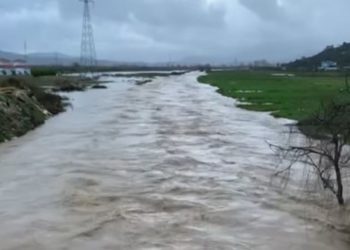 Reshjet e dendura në Sarandë, del nga shtrati lumi i Kalasës
