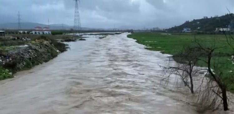 Reshjet e dendura në Sarandë, del nga shtrati lumi i Kalasës