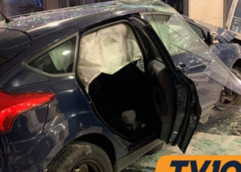 Aksident i frikshëm në Greqi, makina futet brenda një dyqani! Shpëton mrekullisht shoferi