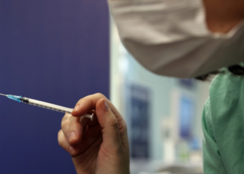 Pasi morën dozën e parë të vaksinës së Pfizer, të paktën 13 izraelitë pësojnë paralizë në fytyrë