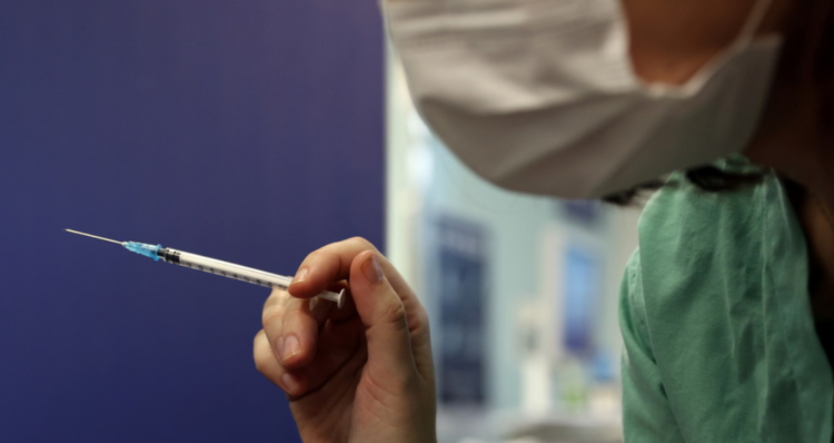 Pasi morën dozën e parë të vaksinës së Pfizer, të paktën 13 izraelitë pësojnë paralizë në fytyrë