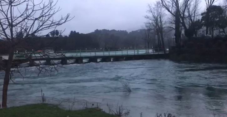 Reshjet në Gjirokastër, liqeni i Viroit rrezikon të dalë nga shtrata, shihni pamjet (VIDEO)