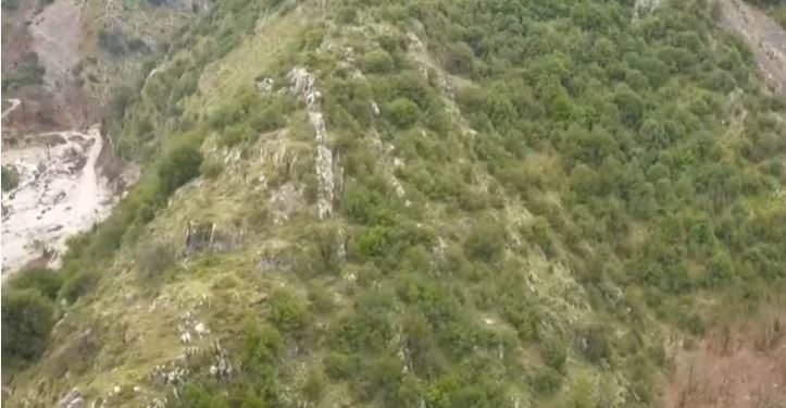 “Gjurmë Shqiptare”, kështjella plot mister që ndodhet në fshatin Selo të Dropullit (VIDEO)