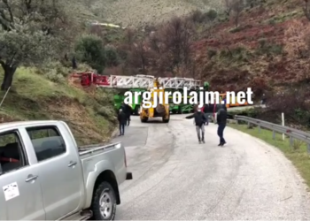 Bllokohet rruga në Muzinë, transportieri i sondës së naftës nuk merrte dot kthesën (VIDEO)