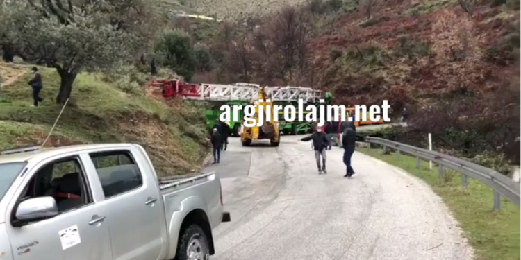 Bllokohet rruga në Muzinë, transportieri i sondës së naftës nuk merrte dot kthesën (VIDEO)