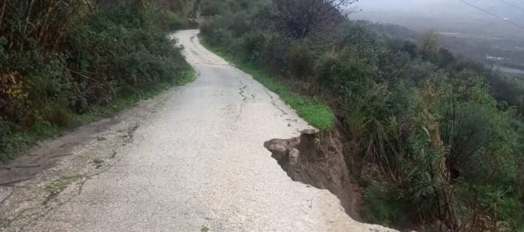 Moti i keq, përmbyten toka dhe banesa në fshatrat e Finiqit