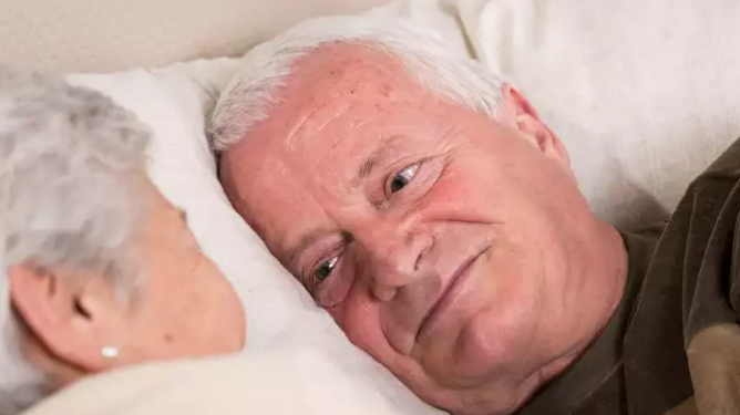 Meshkujt mbi 50 vjeç duhet të provojnë këto mënyra të thjeshta për të përmirësuar jetën e tyre seksuale