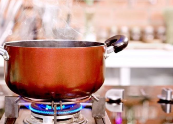 Sekreti që askush nuk e praktikon kur zien patatet