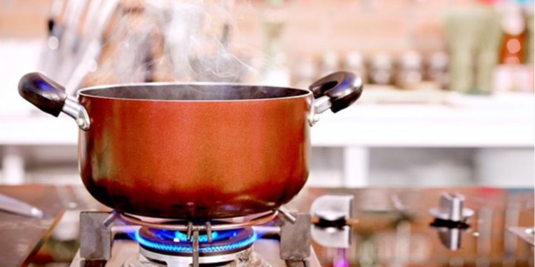 Sekreti që askush nuk e praktikon kur zien patatet