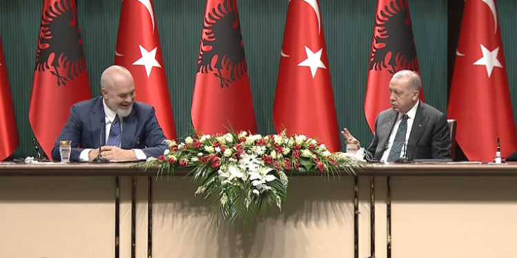 Erdogan i premton Ramës: Spitali i Fierit do të bëhet realitet brenda 3 muajve