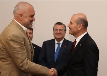 Ministri i Brendshëm turk: Turqia është e gatshme të ndihmojë një popull vëlla si ai shqiptar. Me Ramën bëmë plane për Ballkanin