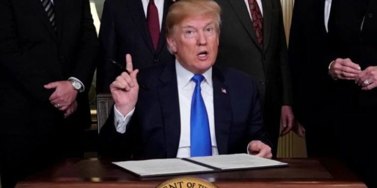 ‘Furtunë’ në SHBA, shkarkohet Donald Trump