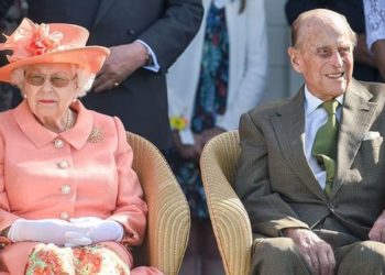 Vaksinohen kundra COVID-19 mbretëresha Elisabeth dhe princi Philip