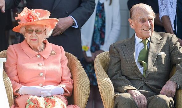 Vaksinohen kundra COVID-19 mbretëresha Elisabeth dhe princi Philip