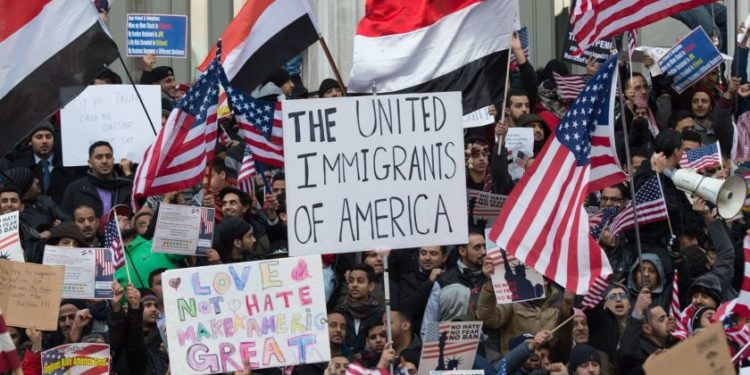 Gjykata i del kundra Biden-it, ndalon qeverinë amerikane që të zbatojë një moratorium 100-ditor të dëbimeve