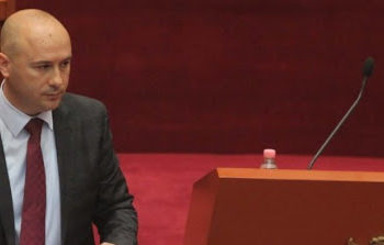 Vetëm Tavo po reziston, ikën te PS një tjetër ish-deputet i LSI-së