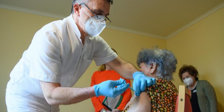 Çfarë rreziqesh dhe efektesh anësore dihen për vaksinat e Covid (Të gjitha detajet)