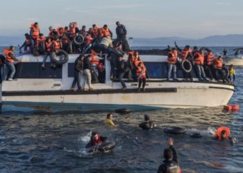 Përmbytet varka në Detin Mesdhe, humbasin jetë 43 refugjatë